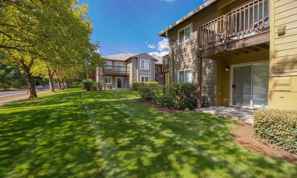 Gran cantidad de jardines bien cuidados - Pioneer Ridge Apartments