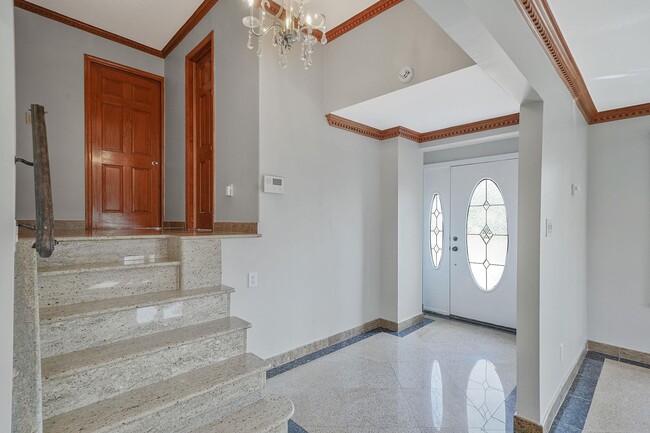 Foto del edificio - 1072 Hicksville Rd