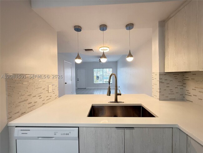 Foto del edificio - 16736 Hemingway Dr