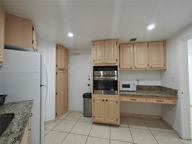 Building Photo - 905 Brickell Bay Dr