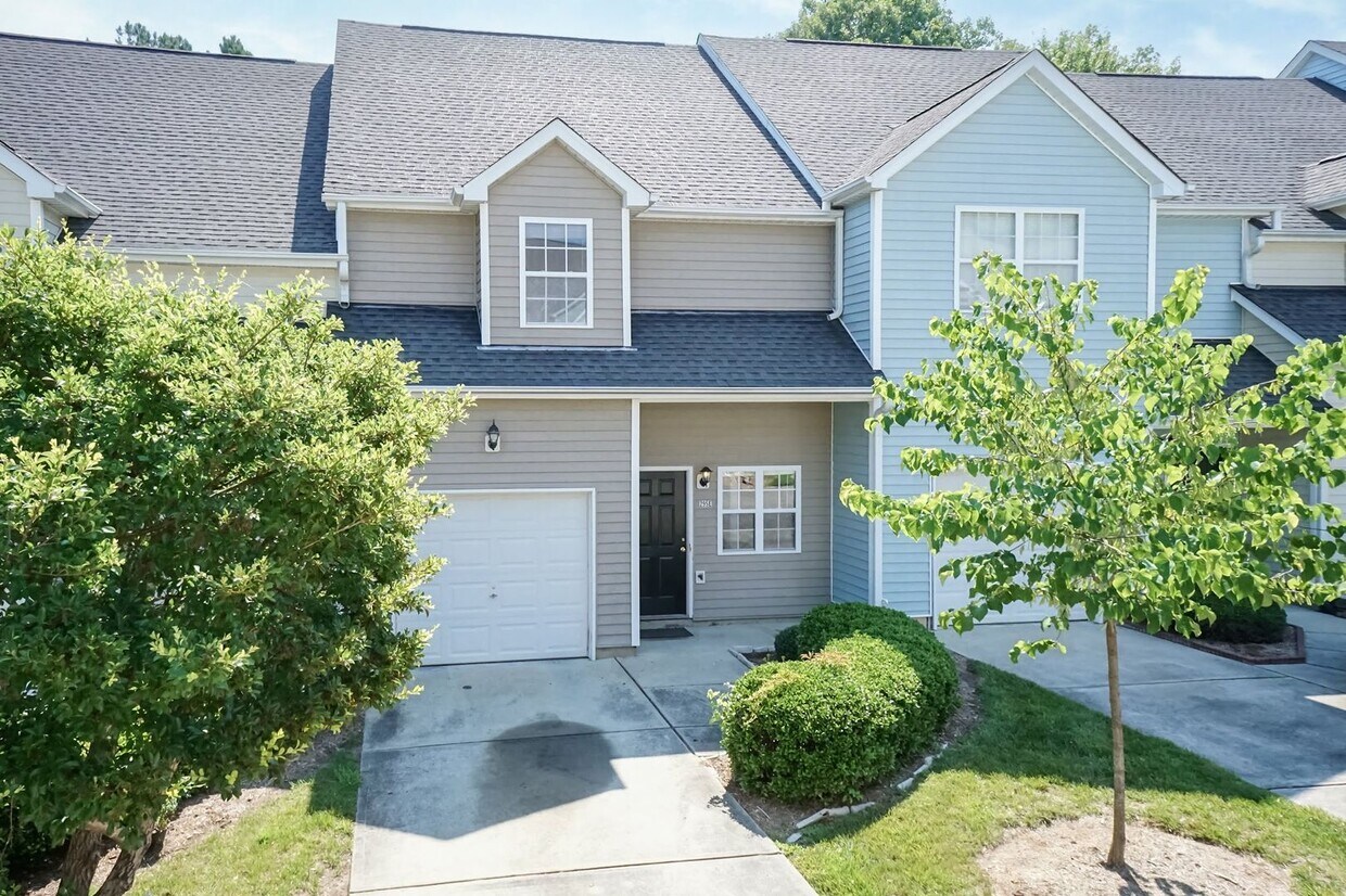 Foto principal - Three Bedroom Home!