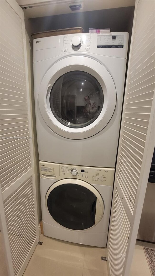 Foto del edificio - 3200 Collins Ave