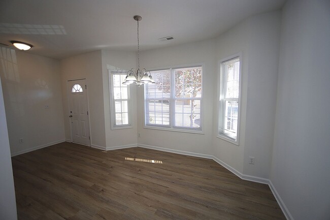 Foto del edificio - Newly Updated, End Unit Townhome in Conven...