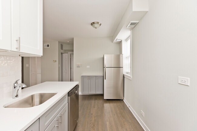 Foto del edificio - 3620 N Marshfield Ave