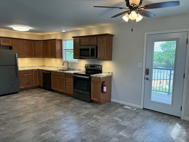 Building Photo - 3 Bedroom, 2 Bathroom House in Clinton, IA