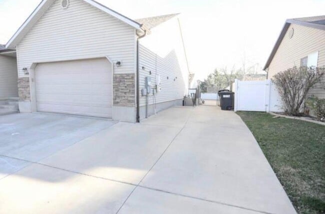 Building Photo - 1401 W 2250 S