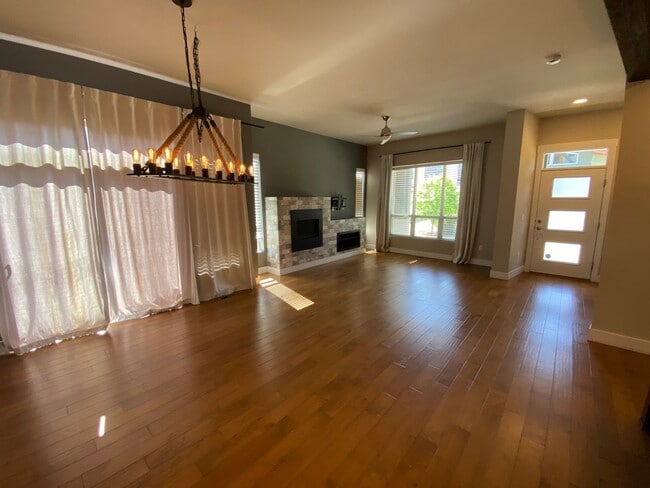 Foto del edificio - Beautiful 4 Bedroom home in Central Park N...