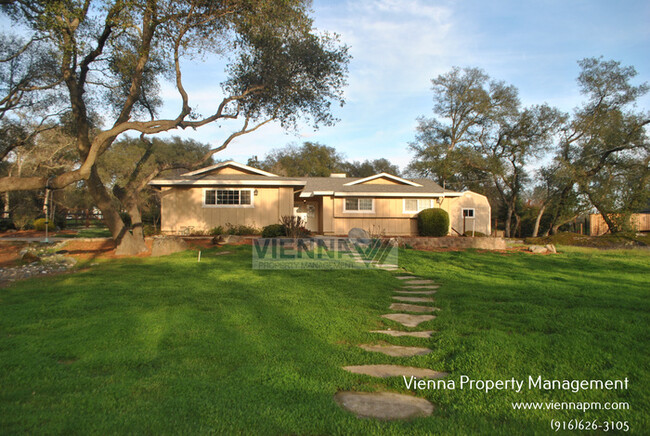 Building Photo - 7457 Shadow Oaks Ln