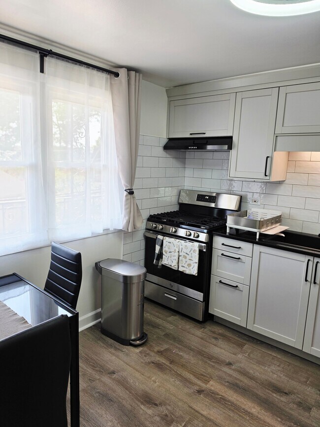 Foto del edificio - 6161 W Higgins Ave