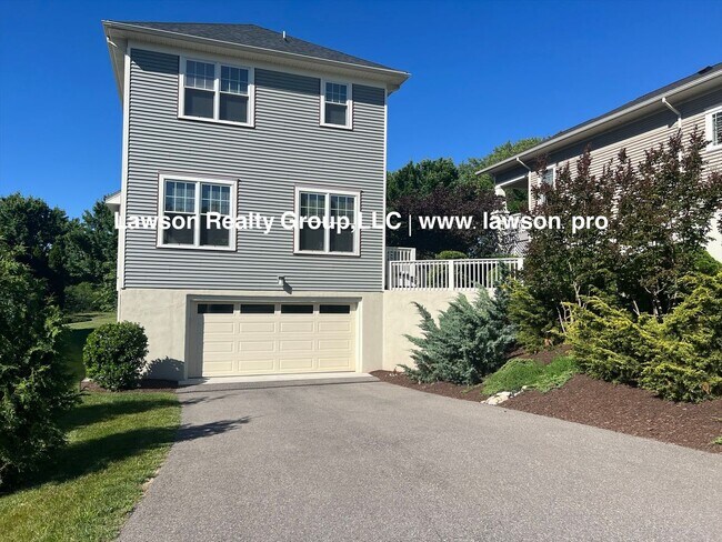 Foto del edificio - Upscale Three Bedroom in Colonial Green with Garage
