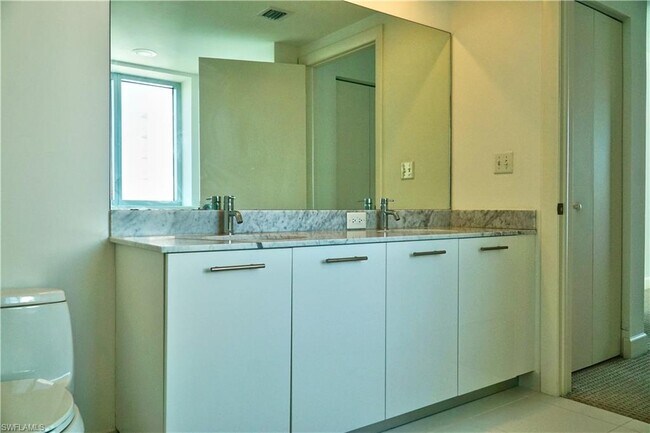 Building Photo - 3000 Oasis Grand Blvd