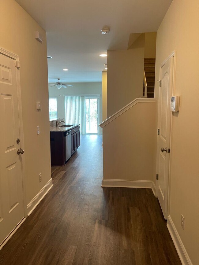 Foto del edificio - 3 bed 2.5 townhome Available now!