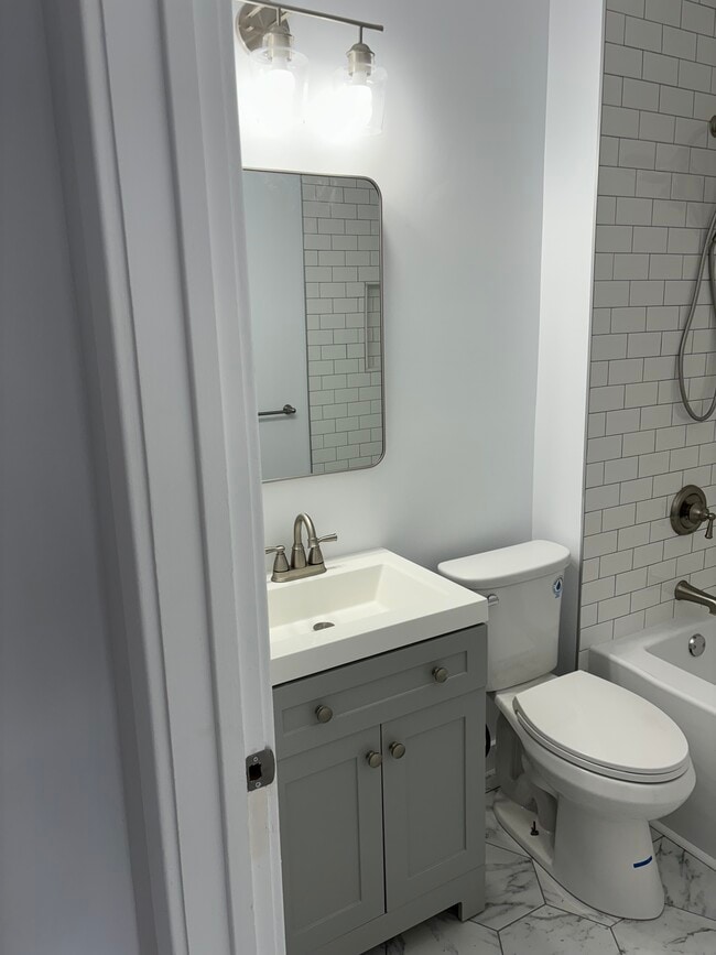Fully renovated bathroom - 903 Northland Ave