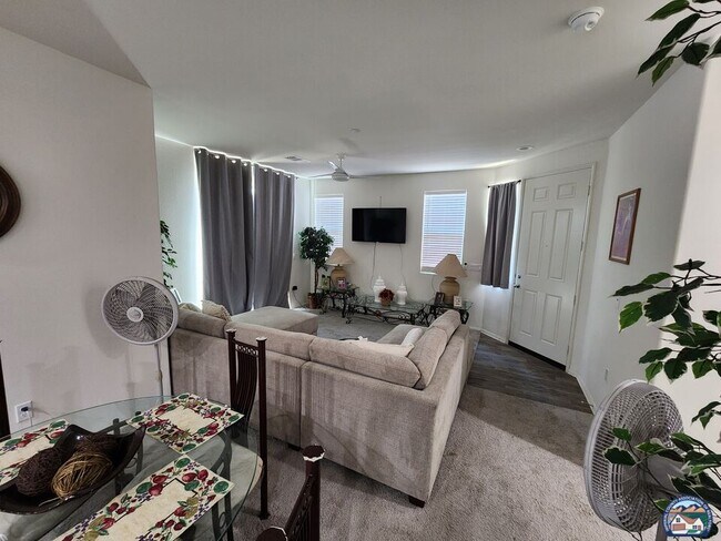 Foto del edificio - 2724 Meadowbrook Dr