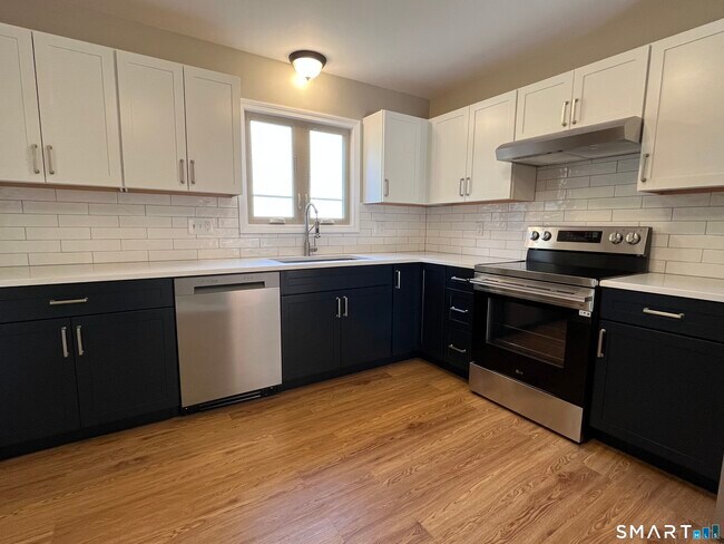 Building Photo - 124 Colonial Hill Dr