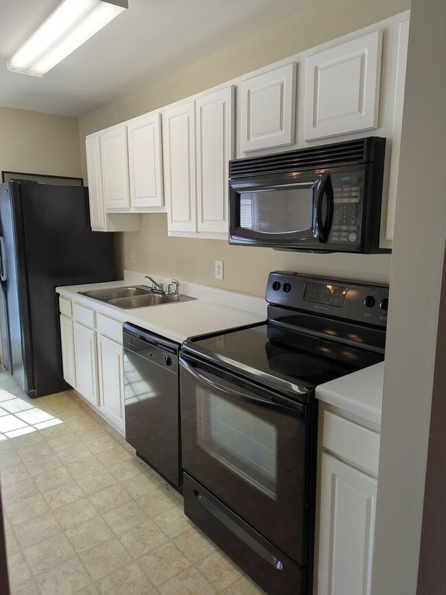 Foto del edificio - Nice Two Bedroom Duplex In A Great Location Available April 2026