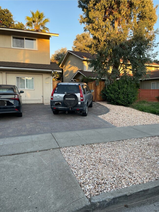 Foto del edificio - 1448 Lexington Dr