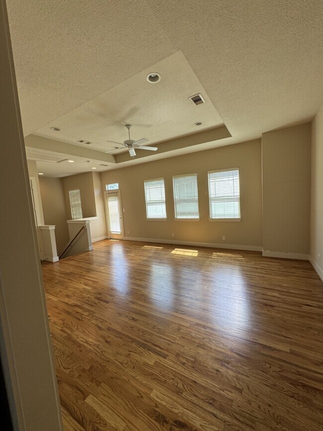 Foto del edificio - 855 W 25th St