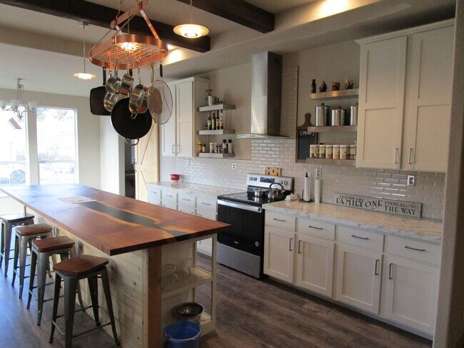 Foto del edificio - Schedule A Showing Today! Home on 5 Acres with Barn, Shop and Direct Access to BLM Land - Availab...