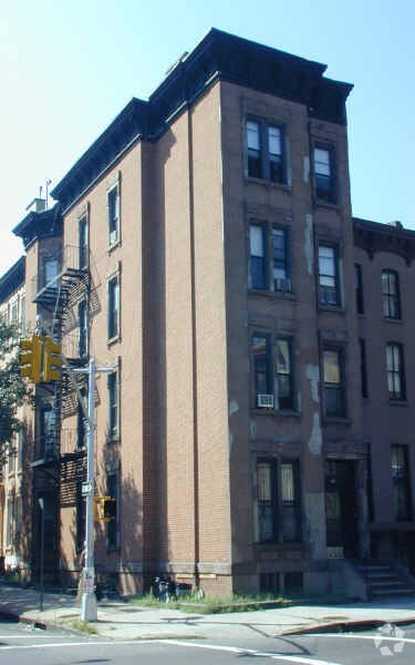 Building Photo - 68 Putnam Avenue