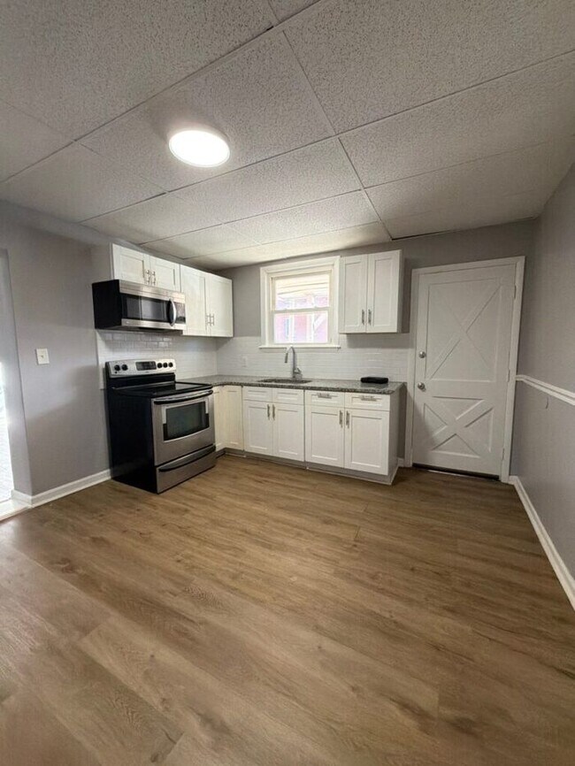 Building Photo - 3 bedrooms with parking