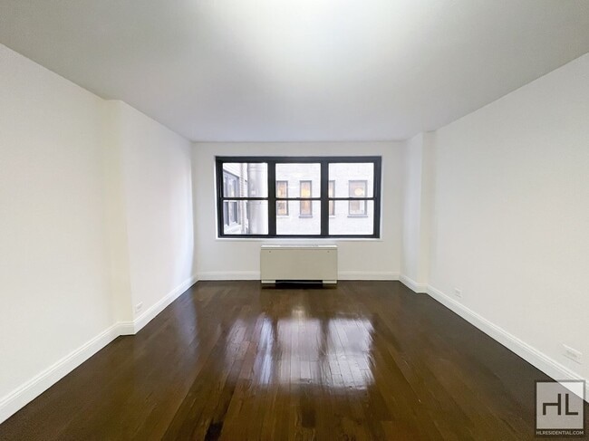 Building Photo - 5 AVENUE
