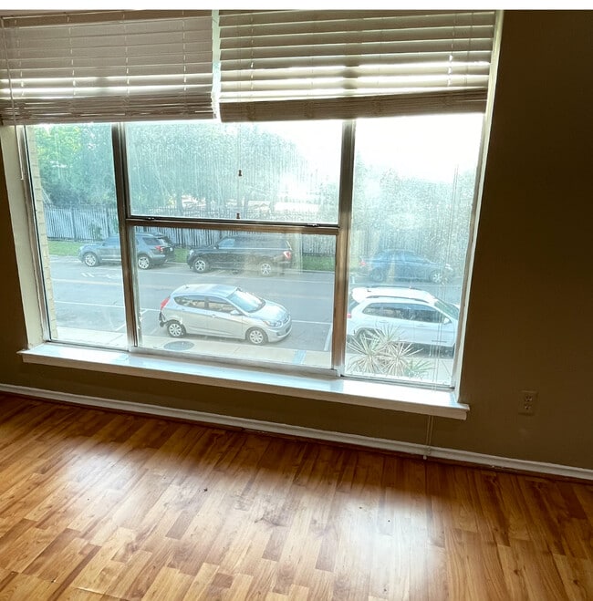Building Photo - 11102 Valleydale Dr