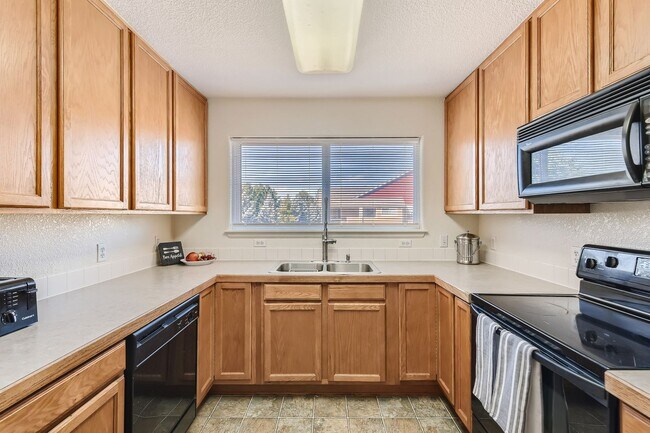 Building Photo - Comfortable 2 BDR Condo in Golf Community