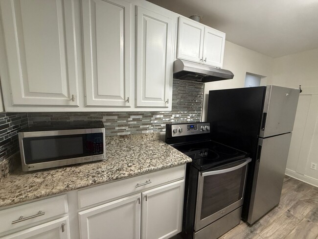 Building Photo - Updated Cottage Home in the Southdowns are...