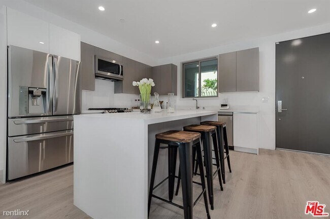 Foto del edificio - 3 br, 2.5 bath Townhome - 1421 N Stanley A...
