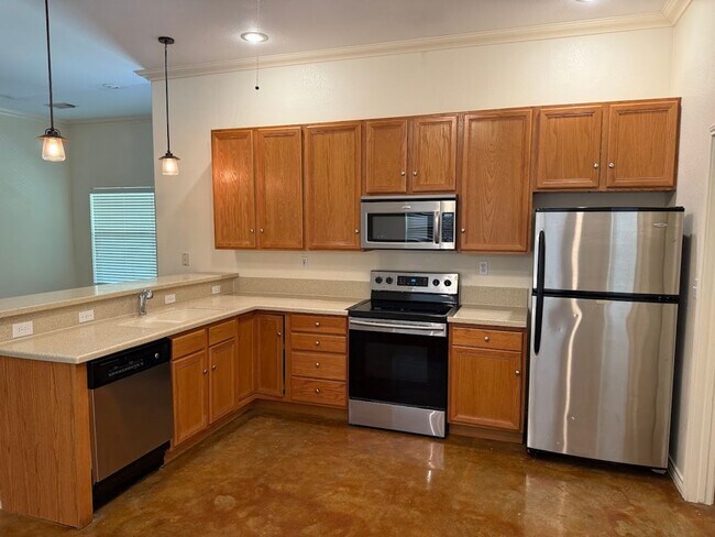 Building Photo - PRICE DROP !! /// NEW ON MARKET