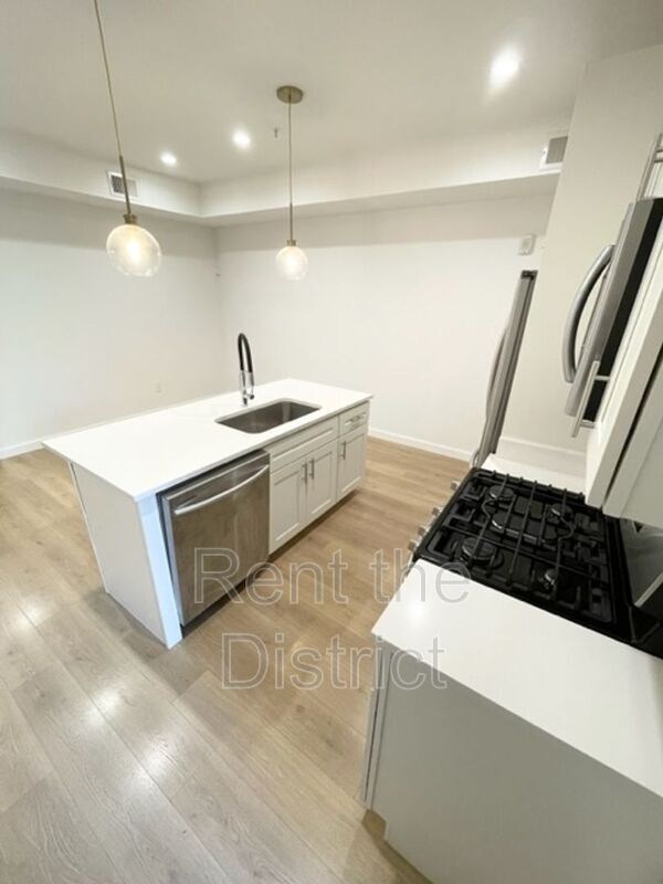Foto principal - 839 19th St NE