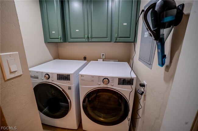 Foto del edificio - 26000 Hickory Blvd