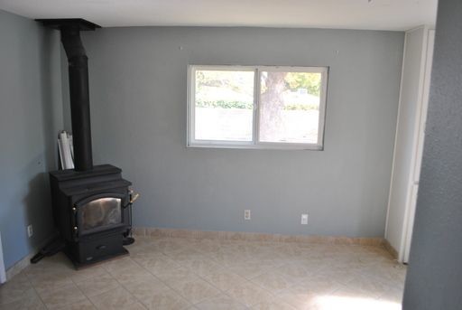 Building Photo - Desirable 3 Bedroom 2 Bathroom