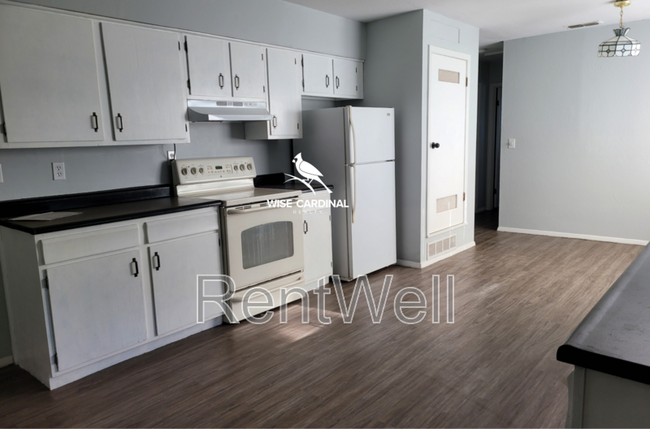 Building Photo - 1503 S School Ave