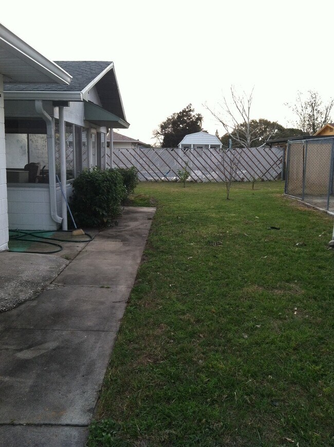 Building Photo - Nice spacious 3/2
