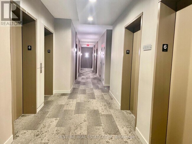 Photo du bâtiment - 135 Village Green Square