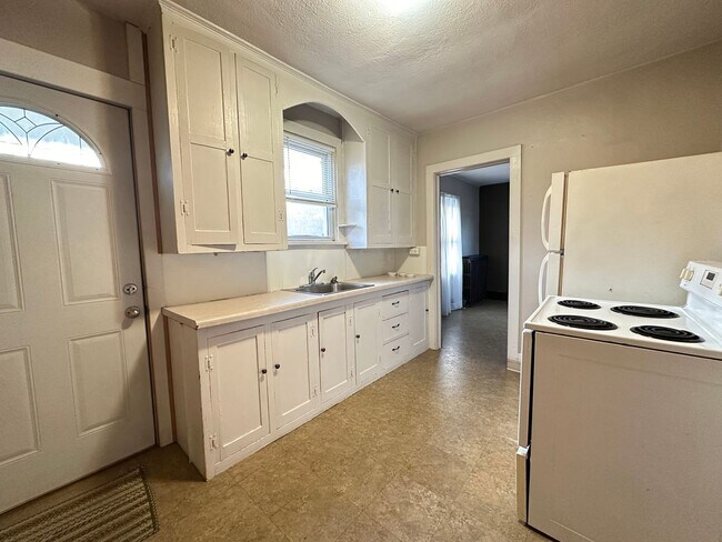 Building Photo - Charming 2 bedroom house $725