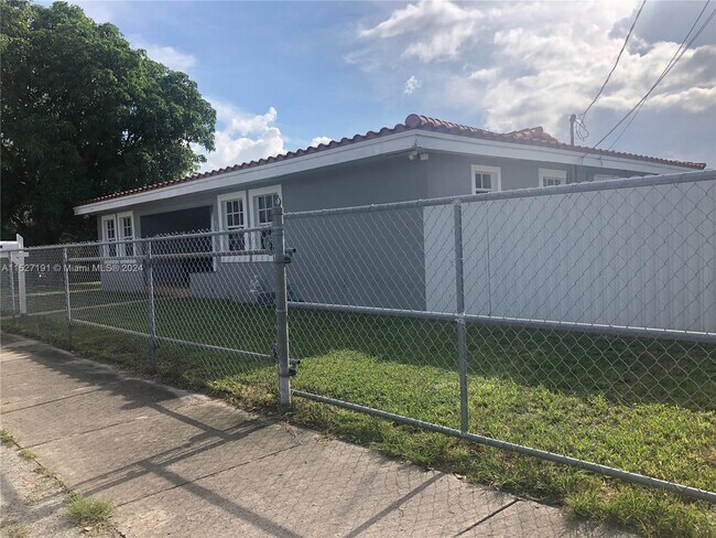 Building Photo - 525 SW 68th Ave