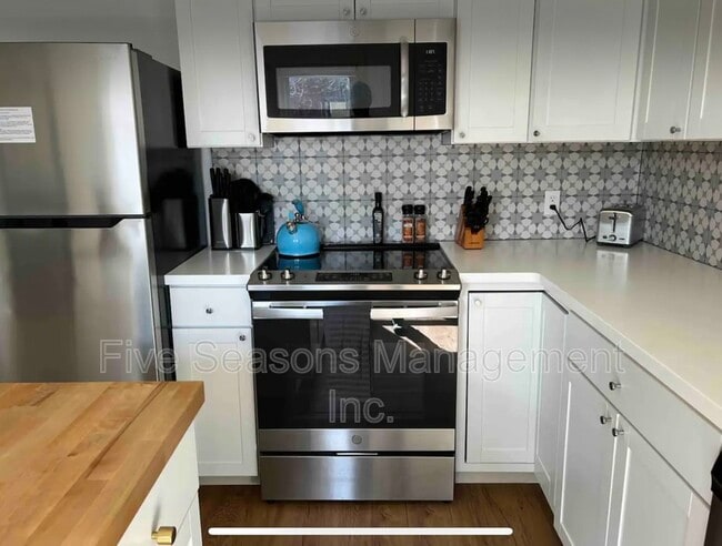 Building Photo - 75 Malletts Bay Ave
