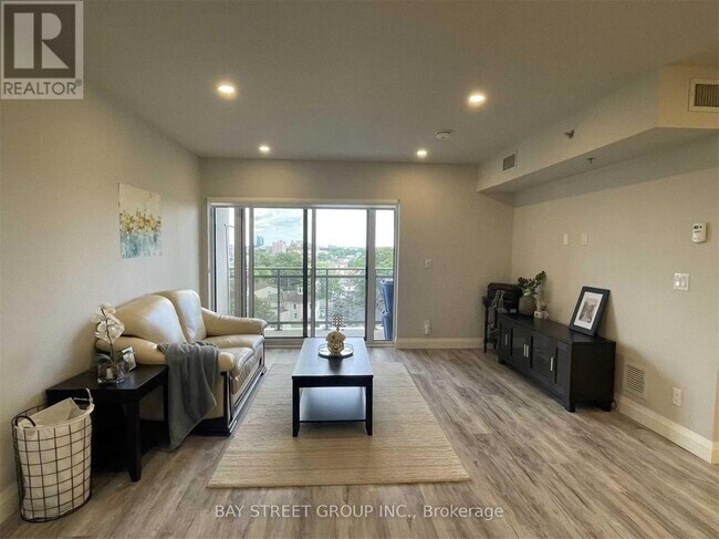 Photo du bâtiment - 5698 Main St