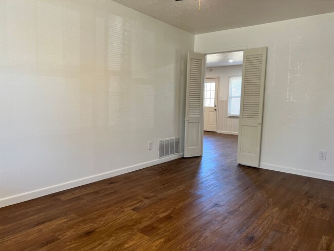 Building Photo - Newly Remodeled 3 bed 2 bath