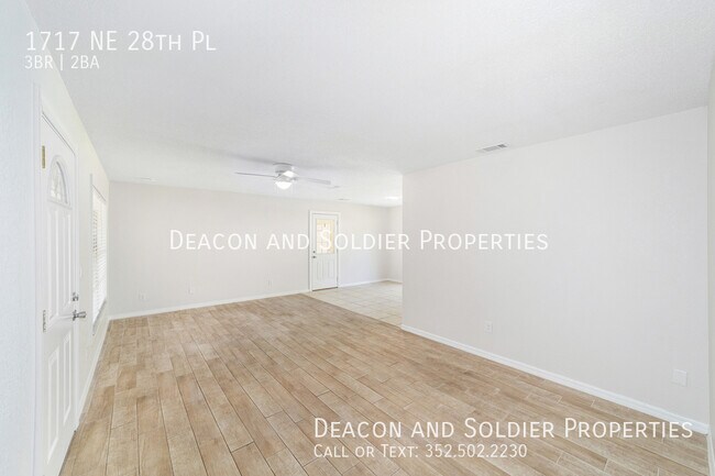 Building Photo - 1717 NE 28th Pl