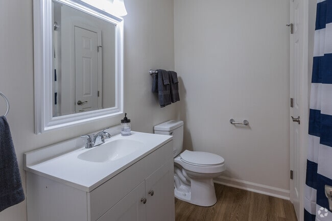Full Bathroom - Summerville Apartments