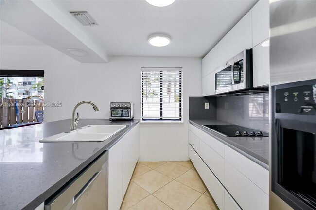 Foto del edificio - 8236 NW 8th St