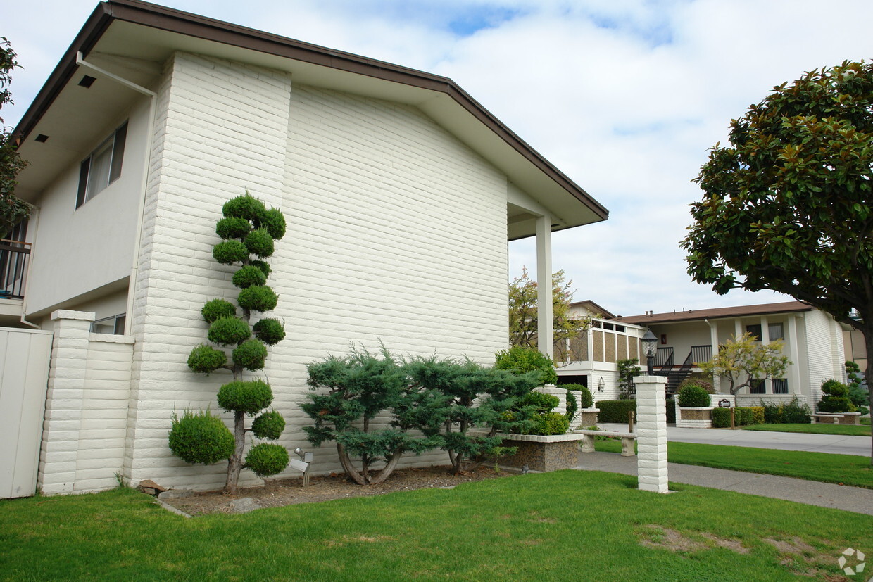 Building Photo - Montclair Apartments