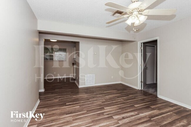 Building Photo - 830 Burland St