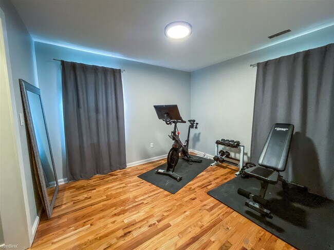 Building Photo - 4 br, 2 bath Duplex - 2715 Northeast Weidl...
