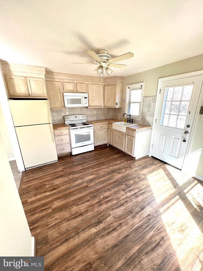 Foto del edificio - 8058 Croom Rd