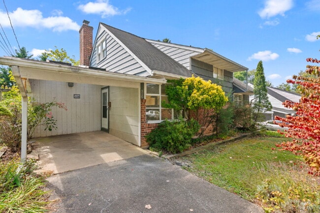 Building Photo - Affordable, Spacious AND Convenient Walk t...